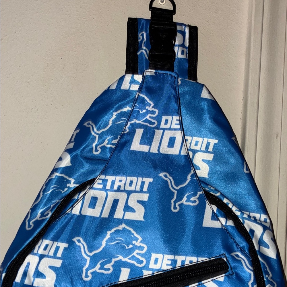 Detroit Lions Sling Bag - Picture 3 of 14